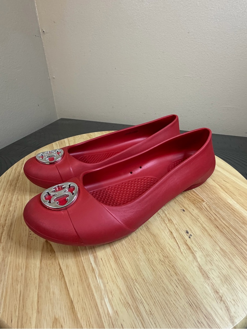 CROCS women’s Queen Of Hearts ballet clogs shoes
